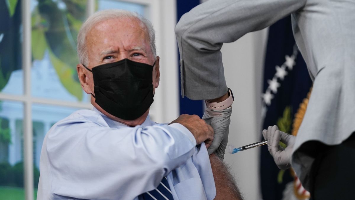 Biden je očkovaný třetí dávkou proti covidu-19